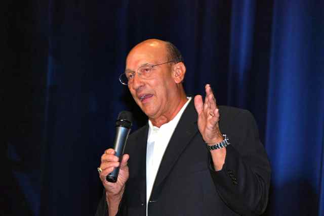 Long-time “Voice of the Kings,” Bob Miller, during his “One-Man Show” on August 30 at Los Angeles Kings HockeyFest 09. Photo courtesy Thomas LaRocca/LAKings.com.